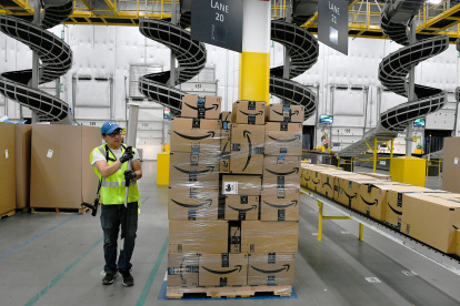 THORNTON, CO - FEBRUARY 19: Billie Her, a warehouse associate, wraps plastic around a pallet of boxes at Amazon"s Fulfillment Center on March 19, 2019 in Thornton, Colorado. The facility which opened in July of 2018 is 855,000 square feet, and employees over 1500 people. The Thornton facility is a state-of-the-art facility that uses Amazon Robotics to move the merchandise around from one area to the next. Hundreds of workers perform a variety of jobs in the huge facility. Many workers stand at stations, picking items to ship from trays brought to them by robots that roam the massive warehouse floor. The robotic facility, near I-25 and 144th Avenue, distributes small- and medium-sized items and allows for quicker delivery of orders in the metro area. (Photo by Helen H. Richardson/MediaNews Group/The Denver Post via Getty Images) ag-periodistas-quito