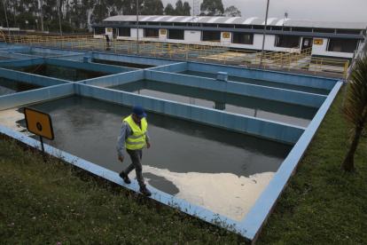 Inspección. Los técnicos a cargo de realizar los estudios para la ampliación de la planta llevan ya dos de los 15 meses asignados para esto.