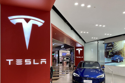 Empresa.- Una exposición de carros de Tesla.