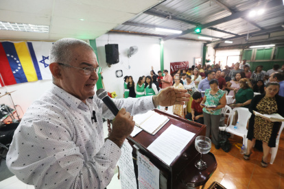 Jhonny Constante en plena actividad pastoral de la iglesia Misionera Azriel,  al norte de la ciudad de Guayaquil.