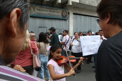 Hecho. Isabella Bastidas, estudiante por más de dos años del conservatorio, toca su violín durante la manifestación.