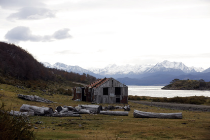 Panorama. En la imagen, en medio de un paisaje natural aparece la última casa habitada en el pueblo Yagán.
