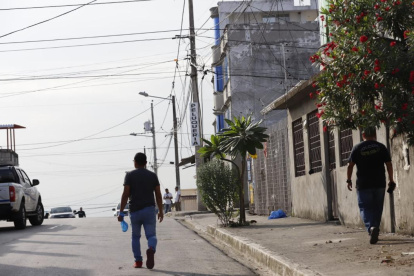 Un policía fue asesinado por delincuentes al intentar robarle en el sector de Juan Montalvo, en Guayaquil, este jueves 1 de junio.