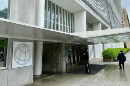 VISTA DE LA FACHADA DEL EDIFICIO DE LA ENTIDAD FINANCIERA INTERNACIONAL |