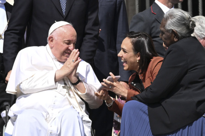 El Papa Francisco saluda a los fieles durante la audiencia general semanal en la Plaza de San Pedro del Vaticano, el 31 de mayo de 2023.