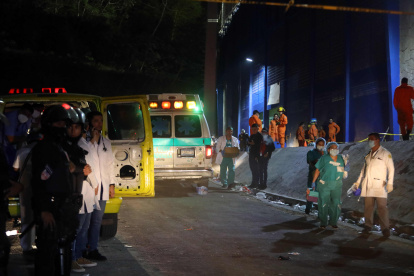 Miembros de la policía y primeros auxilios vigilan el lugar donde al menos 9 personas fallecieron en una estampida en el Estadio Cuscatlán. Foto de archivo.