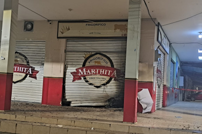 Una de las puertas enrollables de este frigorífico ubicado en la calle Bolívar,  en el centro de Samborondón, muestra las huellas de la explosión.