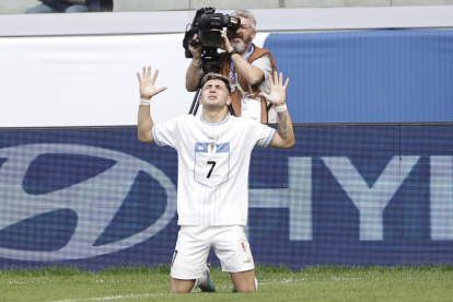 AMDEP2883. SANTIAGO DEL ESTERO (ARGENTINA), 01/06/2023.- Anderson Duarte de Uruguay celebra su gol hoy, en un partido de los octavos de final de la Copa Mundial de Fútbol sub-20 entre Gambia y Uruguay en el estadio Único de Ciudades en Santiago del Estero (Argentina). EFE/ Juan Ignacio Roncoroni