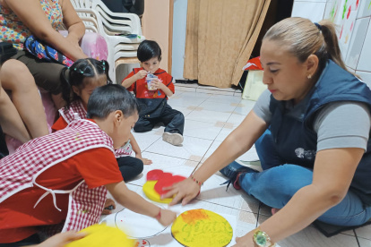 Maestros Safpi y padres coordinan el aprendizaje de los niños desde los hogares.