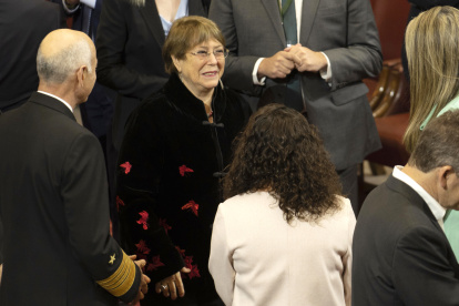 La expresidenta chilena Michelle Bachelet llega a la sesión de Cuenta Pública hoy, en el Congreso Nacional en Valparaíso (Chile). El presidente chileno, Gabriel Boric, ofrecerá este jueves su segunda cuenta pública ante el Parlamento en momentos en que su popularidad no termina de repuntar y a días de que se instale el consejo que redactará la segunda propuesta de Constitución, donde la ultraderecha es el partido con más fuerza. EFE/Adriana Thomasa