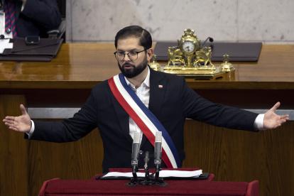 El presidente de Chile, Gabriel Boric, habla durante su segunda comparecencia ante el Parlamento para hacer balance de su gestión hoy, en el Congreso Nacional, en Valparaíso (Chile). El presidente de Chile, Gabriel Boric, urgió este jueves a las fuerzas políticas a consensuar un nuevo pacto tributario para implementar reformas clave en salud, educación, pensiones y seguridad. EFE/ Adriana Thomasa