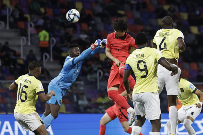 Seok Hyun Choi (c) de Corea del Sur salta para anotar un gol hoy, en un partido de los octavos de final de la Copa Mundial de Fútbol sub-20 entre Ecuador y Corea del Sur en el estadio Único de Ciudades en Santiago del Estero (Argentina).