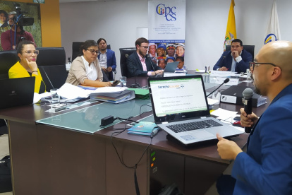 Richard González explica las páginas web que han cotejado con la tesis de grado de la fiscal Diana Salazar.