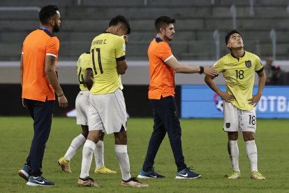 Tommy Chamba (d) de Ecuador reacciona al final de un partido de los octavos de final de la Copa Mundial de Fútbol sub-20 entre Ecuador y Corea del Sur en el estadio Único de Ciudades en Santiago del Estero (Argentina).