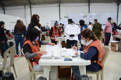 Urnas. El procesamiento de votos se hace de forma manual y con computadoras. También hay observadores.
