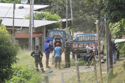 Hecho. La policía rescata a un joven que tenía las manos amarradas y una camisa alrededor de su cabeza..