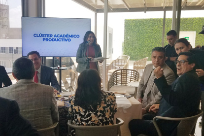 Representantes del sistema de educación superior y del sector empresarial en la presentación en Guayaquil del proyecto de un cluster académico-productivo