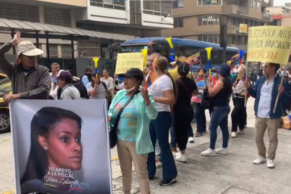 Un reducido grupo de ciudadanos respaldaron a la fiscal Diana Sazalar.