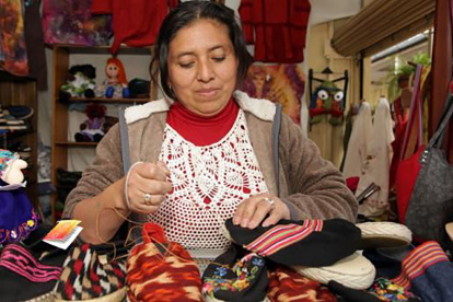 Cuenca. Carmen Cuji trabaja en el bordado de las sandalias que luego ofrecerá bajo la marca ‘Chola’.