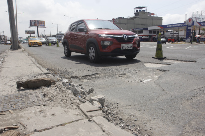 La avenida 25 de Julio es la arteria principal del sur de Guayaquil, que conduce al puerto marítimo. Una gran extensión de la calzada está dañada.