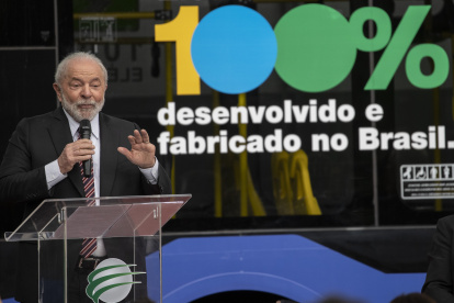 BRA50. SAO BERNARDO DO CAMPO (BRASIL), 02/06/2023.- El presidente brasileño, Luiz Inácio Lula da Silva, inaugura la nueva unidad de la empresa automotriz Eletra, que será la mayor fábrica de autobuses eléctricos en el país, hoy, en Sao Bernardo do Campo, Sao Paulo (Brasil). La unidad contribuirá al "cambio energético extraordinario que tanto necesitamos" porque "no es sólo hablar del cambio climático", sino avanzar hacia la "renovación de fuentes de energía", declaró Lula durante la ceremonia. La nueva unidad ocupa un espacio de 27.000 metros cuadrados en Sao Bernardo do Campo, la cuna política de Lula y que forma parte del cordón industrial conocido como ABC, en la región metropolitana de Sao Paulo. EFE/ Sebastiao Moreira