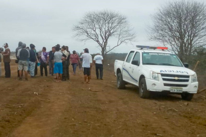 Operativo. Elementos policiales buscan a sospechoso, en agosto pasado.