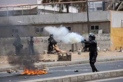 Un policía dispara un bote de gas lacrimógeno contra los manifestantes frente a la Universidad Cheikh Anta Diop en Dakar, Senegal, el 1 de junio de 2023