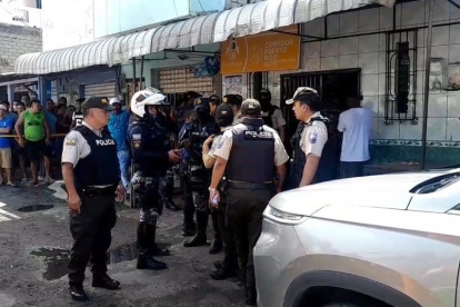 El criminal asesinó a un hombre y a su empleada que se encontraba en el mismo local.