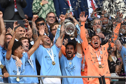 London (United Kingdom), 03/06/2023.- (L-R) Manchester City"s Rico Lewis, Phil Foden, Kyle Walker, Ilkay Gundogan, and goalkeeper Ederson celebrate with the FA Cup trophy after winning the FA Cup final soccer match between Manchester City and Manchester United, in London, Britain, 03 June 2023. (Reino Unido, Londres) EFE/EPA/ANDY RAIN EDITORIAL USE ONLY. No use with unauthorized audio, video, data, fixture lists, club/league logos or "live" services. Online in-match use limited to 120 images, no video emulation. No use in betting, games or single club/league/player publications.