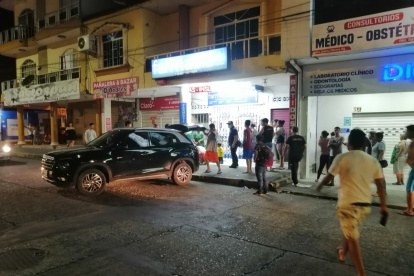 La víctima fue embarcada en un vehículo y trasladada hasta la parte de adentro del hospital.