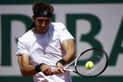 Paris (France), 03/06/2023.- Tomas Martin Etcheverry of Argentina plays Borna Coric of Croatia in their Men"s Singles third round match during the French Open Grand Slam tennis tournament at Roland Garros in Paris, France, 03 June 2023. (Tenis, Abierto, Croacia, Francia) EFE/EPA/YOAN VALAT
