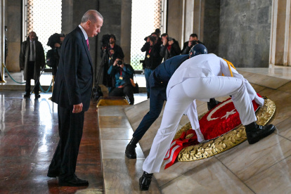Ankara (Turkey), 03/06/2022.- Turkish President Recep Tayyip Erdogan (L) visits Anitkabir, the mausoleum of the founder and first President of the Republic of Turkey Mustafa Kemal Ataturk, following his swearing-in ceremony after being re-elected as the Turkish President in Ankara, Turkey, 03 June 2023. Erdogan won Turkey"s presidential run-off on 28 May and was re-elected president, according to Turkey"s Supreme Election Council. (Turquía) EFE/EPA/NECATI SAVAS