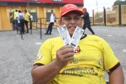Los hinchas amarillos aprovecharon para comprar entradas desde temprano