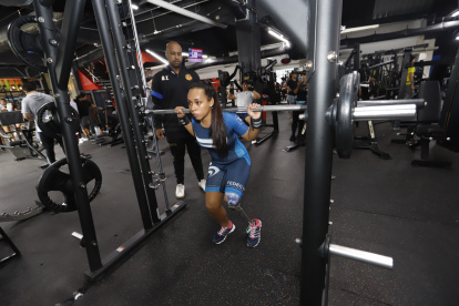 Rubby Andrade destina cuatro horas diarias para entrenar el deporte powerlifting o levantamiento de potencia. Su entrenador David de Jesús la supervisa.