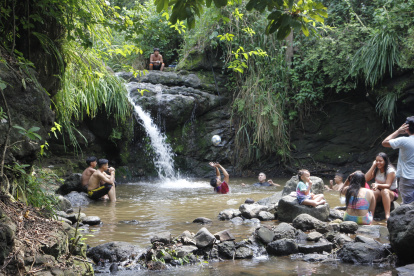 Jóvenes y adultos llegan al punto para pasar un rato ameno y conectar con la naturaleza oculta de Guayaquil.