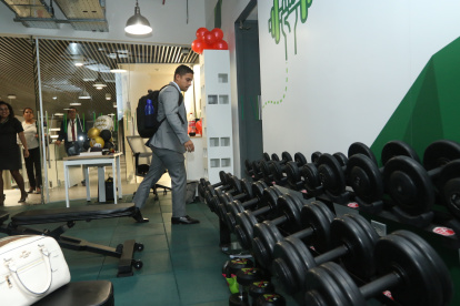 Compensación Empleados de un banco salen del trabajo y suben unos pisos al gimnasio de la entidad.