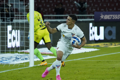 Alexander Alvarado marcó un doblete en la victoria de los albos sobre Libertad.