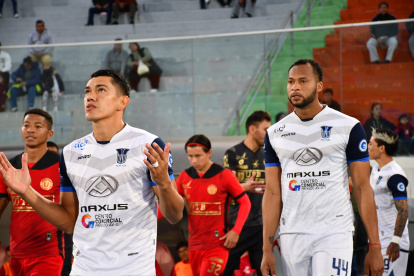 El zaguero Arturo Mina (d) aporta con su experiencia al Palmaflor de Bolivia.