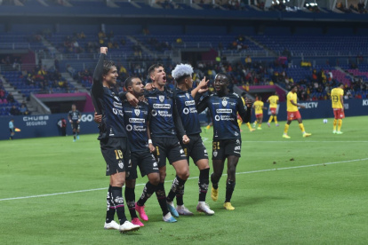 La delantera de los rayados tuvo al joven Yaimar Medina (c) y al experimentado boliviano Marcelo Moreno Martins (d).
