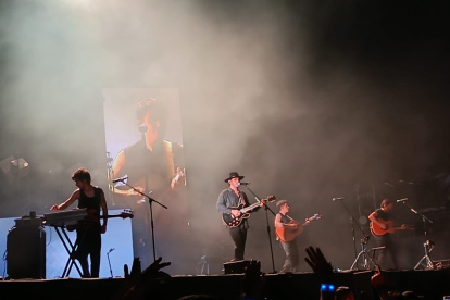 La banda agradeció al público por la asistencia.