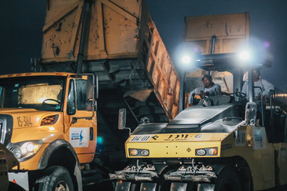 Maquinaria pesada realiza los trabajos de bacheo en el puente de la Unidad Nacional.