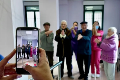 Hecho. Abuelos que arrasan en TikTok usando el baile.