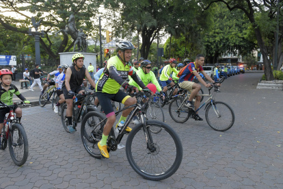 Con familiares y amigos los ciclistas salieron a bordo de sus vehículos livianos.