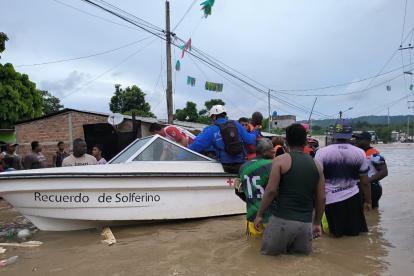 El Cuerpo de Bomberos de Esmeraldas rescató a las personas atrapadas por las lluvias.