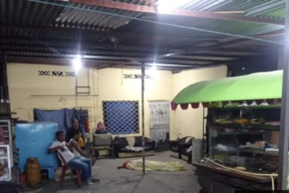 Los sicarios llegaron a acribillarlo al puesto de comidas rápidas.