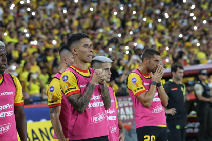 Reacción de los jugadores de Barcelona, durante el lanzamiento penal de Damián Díaz, en el Clásico del Astillero.