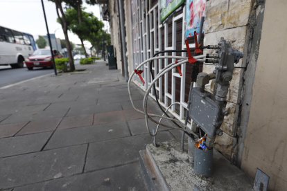 En diferentes centros de la ciudad es común el robo de los cajetines telefónicos.