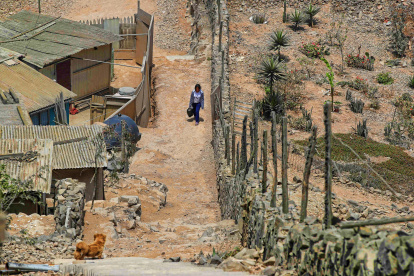 Habitantes. Una zona en Lima-Perú donde habitan personas pobres.