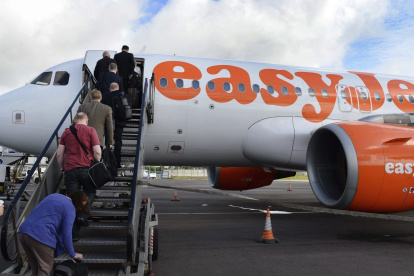 Aeropuerto.- Una de las naves de Easy Jet.