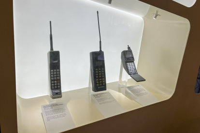 Exhibición.- En el museo de tecnología se ve uno de los primeros móviles que salieron al mercado.